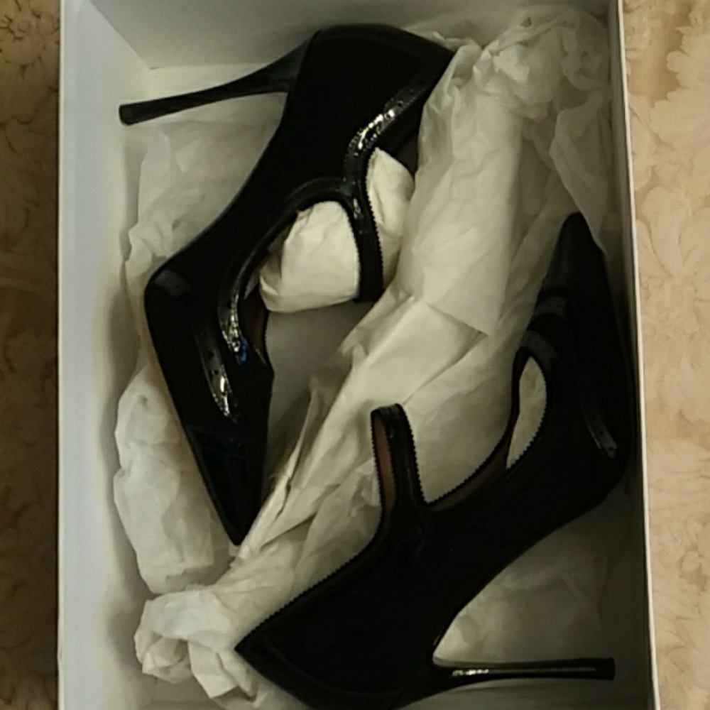 Tabitha Simmons Alodia